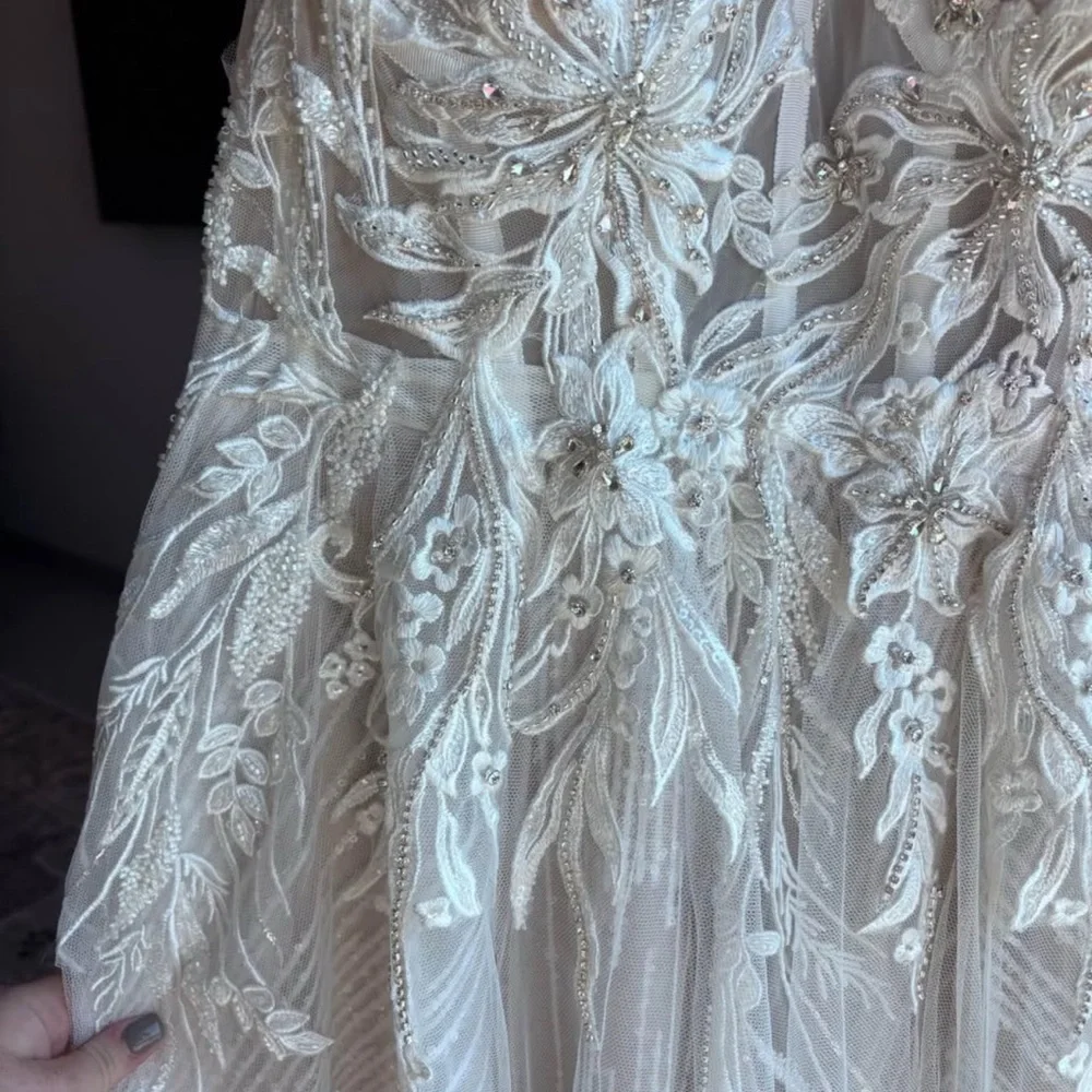 Exquisite Floral Lace Wedding Gown - Picture 5 of 8